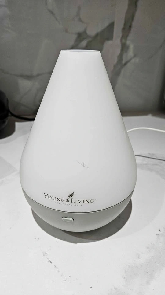 Young Living Dewdrop Essential Oil Diffuser + essential oils set