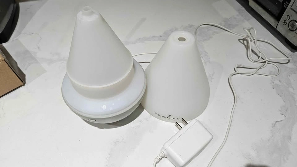 Young Living Dewdrop Essential Oil Diffuser + essential oils set - photo 2