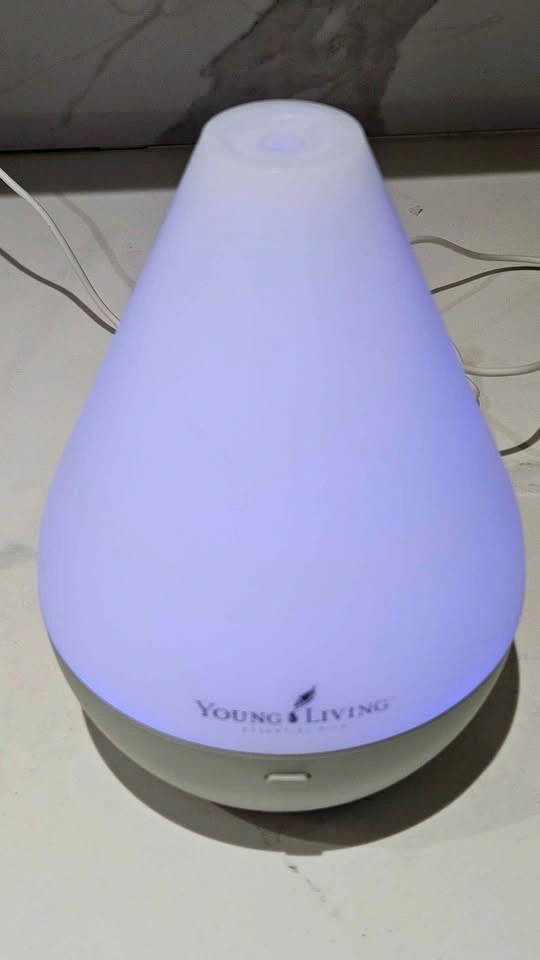 Young Living Dewdrop Essential Oil Diffuser + essential oils set - photo 4