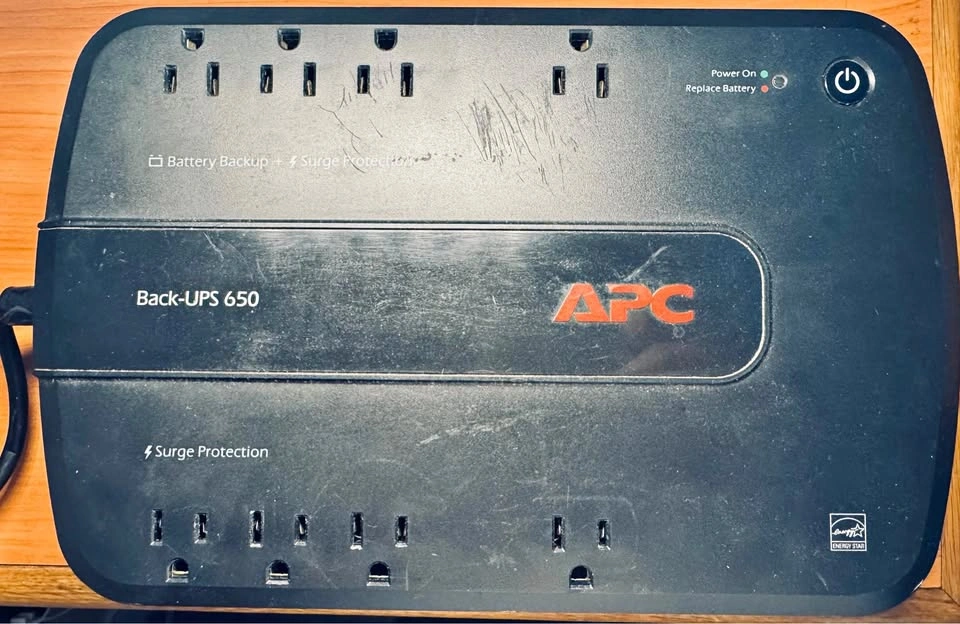 APC 8-Outlet 650VA UPS Battery Backup BE650G1 (needs new battery