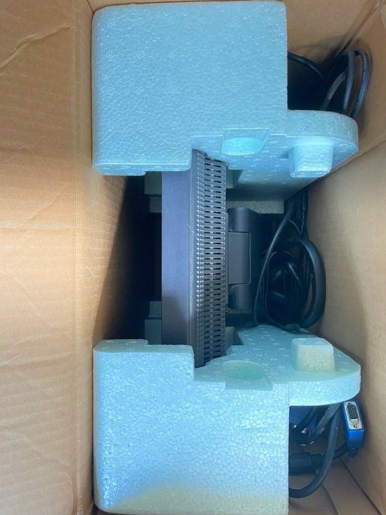 Dell Flatscreen LCD Monitor 1800FP - photo 5