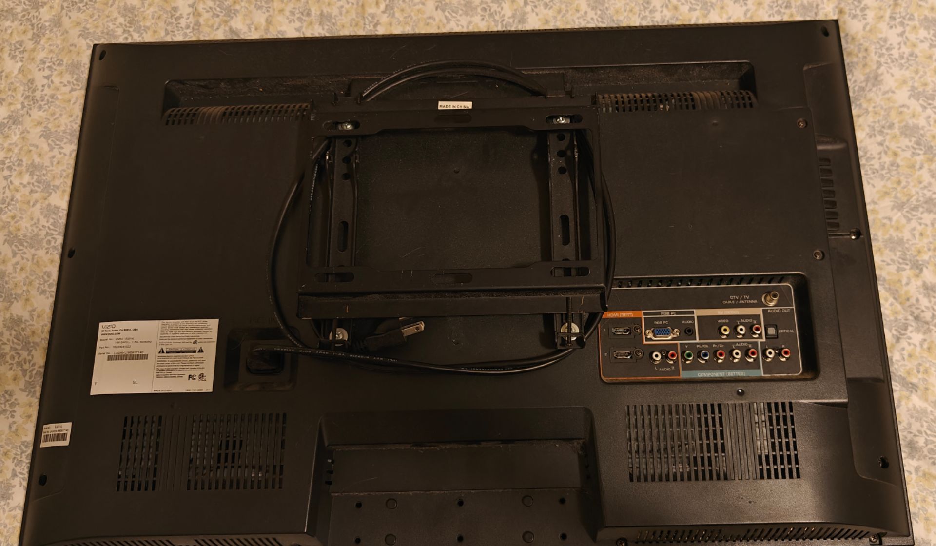 32" Vizio LCD TV - photo 2