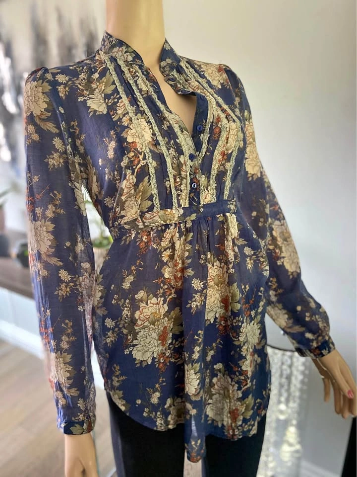 🏈 Bohemian Floral Lace-Trim Tie-Back Blouse M