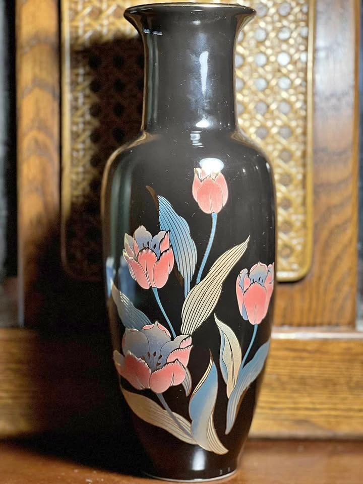 Vintage Japanese Black Ceramic Tulip Vase – 11" Art Pottery 🏈