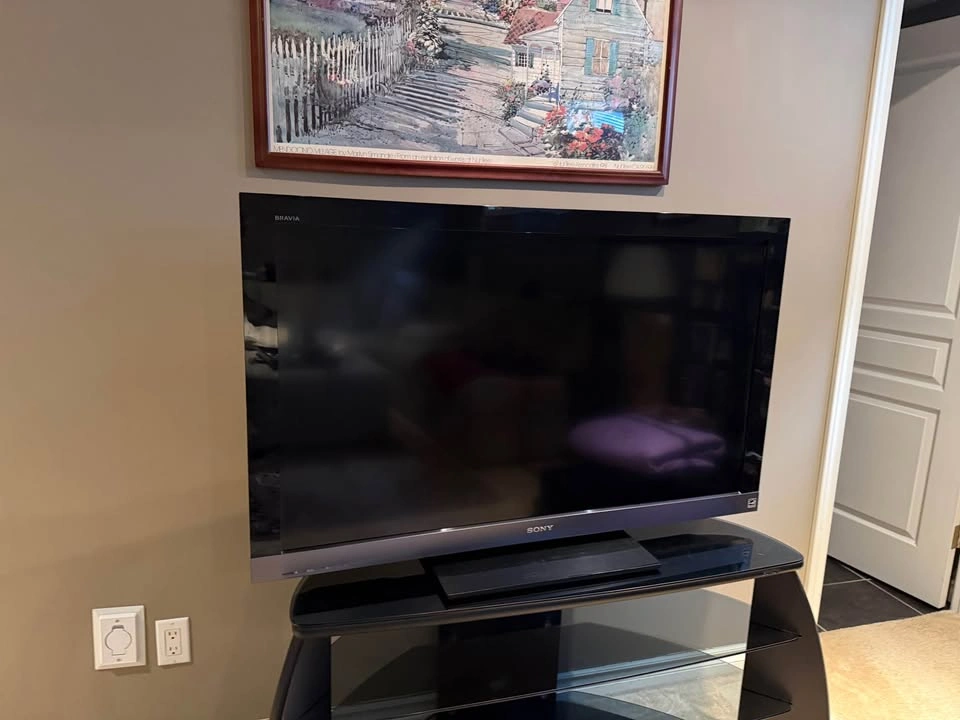 Sony Bravia 46" LCD TV and Glass Corner Stand - photo 4