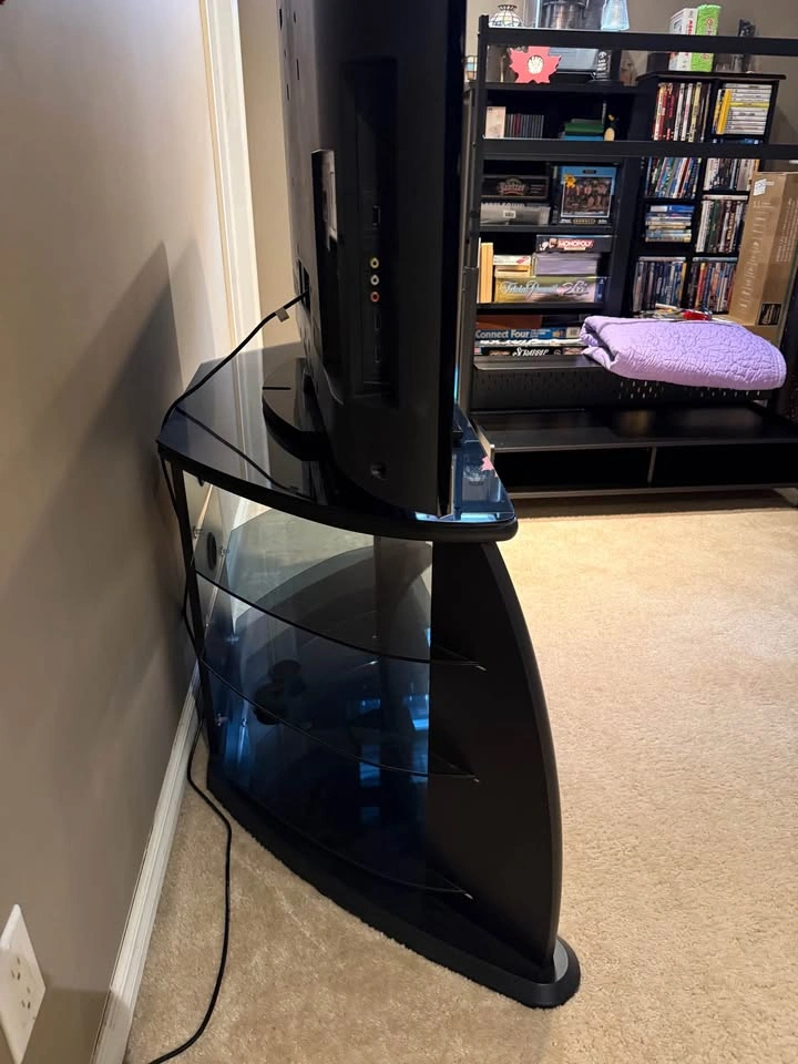 Sony Bravia 46" LCD TV and Glass Corner Stand - photo 5