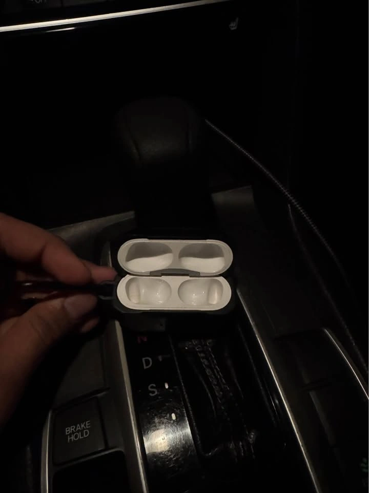 Apple AirPods Pro 2 (Lightning) Case with UAG Cover - photo 2