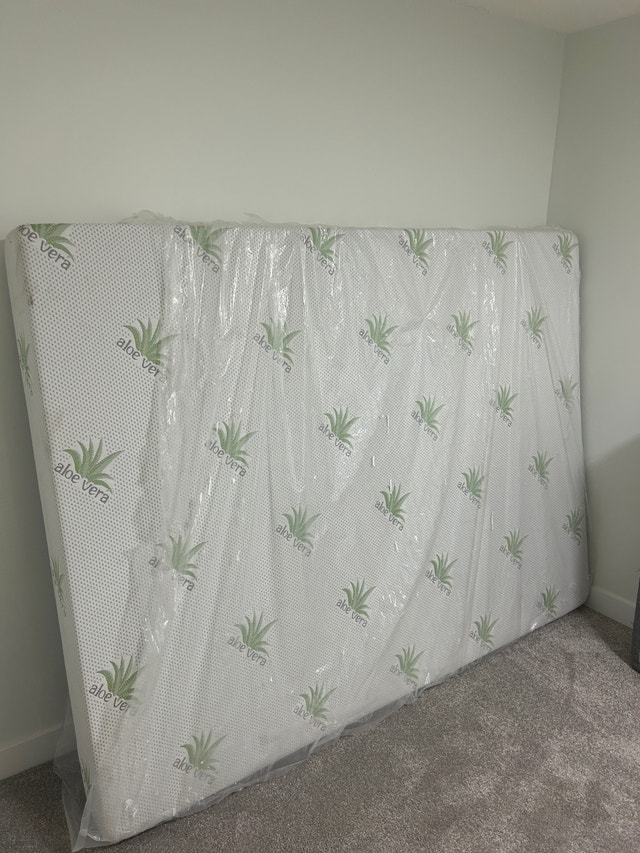 Queen Size Mattress Medium Firm 7" (Like New)