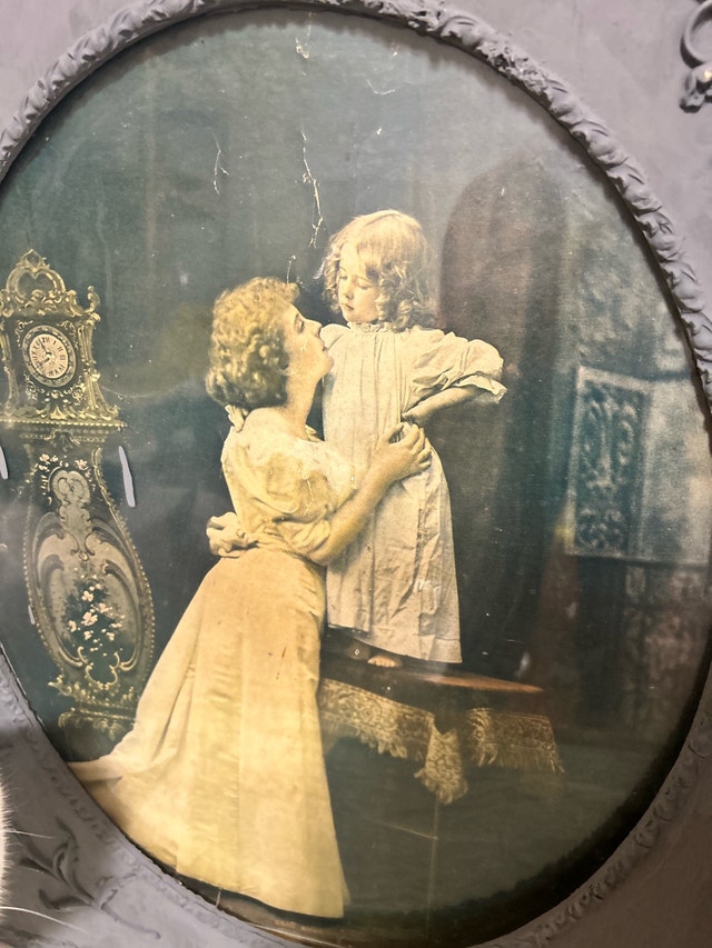 Vintage Oval Framed photos - photo 3