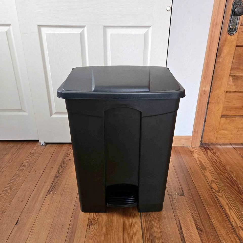 Safco Indoor Step Trash Can Black Plastic, 17 Gallons (9922BL) 🏈