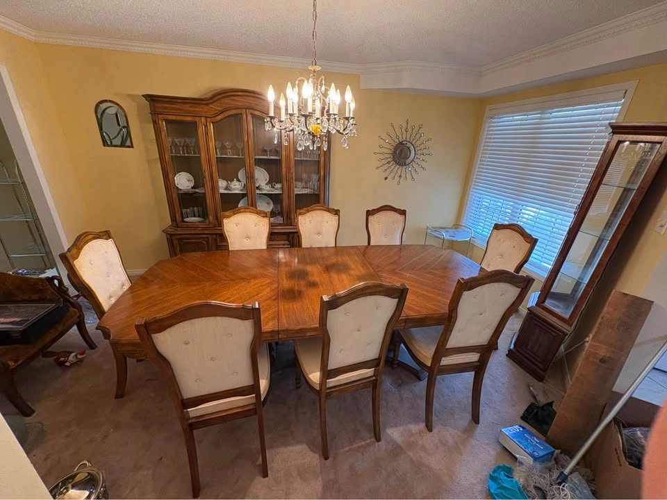 Canadian-Made Dining Table + 8 Upholstered Chairs - photo 4