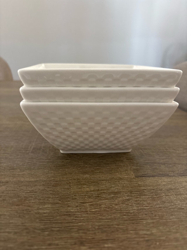 Serving bowls set