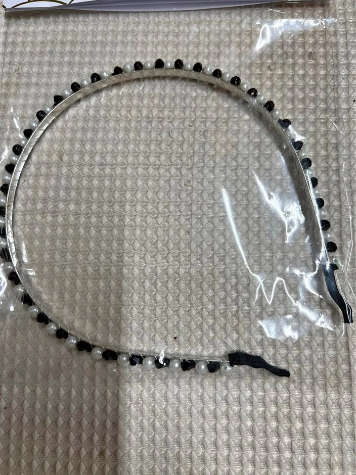 🏈 Black & white beaded headband- New