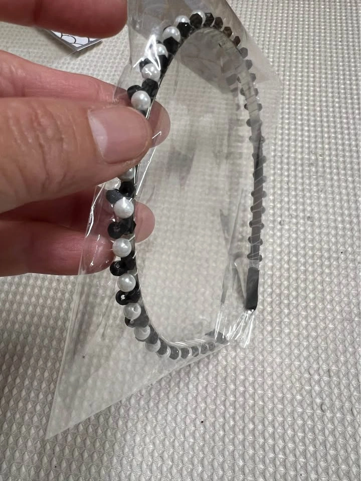 🏈 Black & white beaded headband- New - photo 2