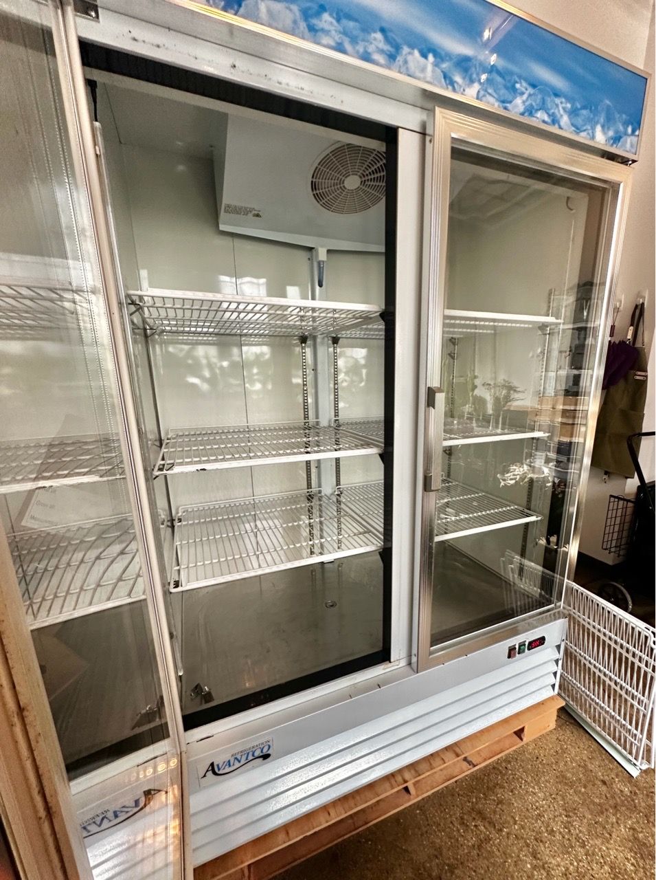Avantco 2-Door Glass Display Refrigerator - photo 2