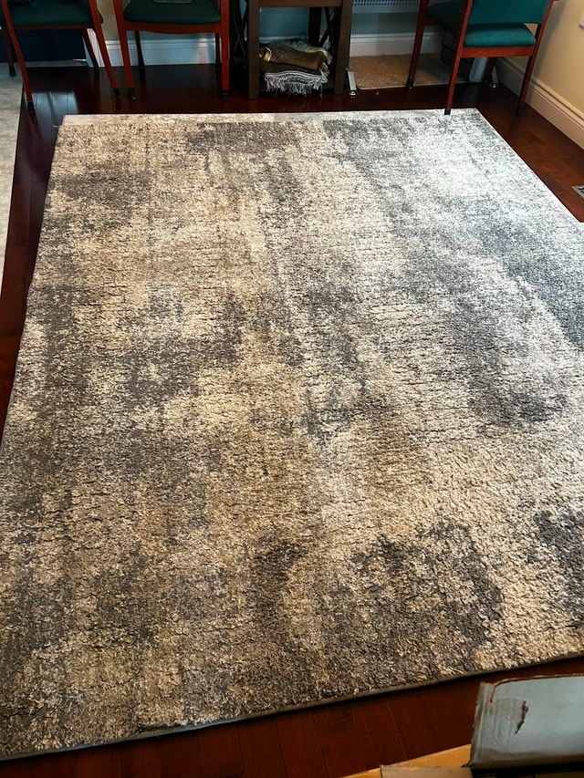 White & Grey Rug (7'10 x 9'10)