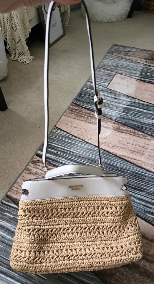 New Guess straw bag image indicator(2)