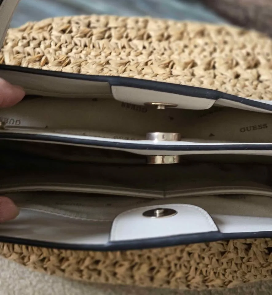 New Guess straw bag image indicator(3)