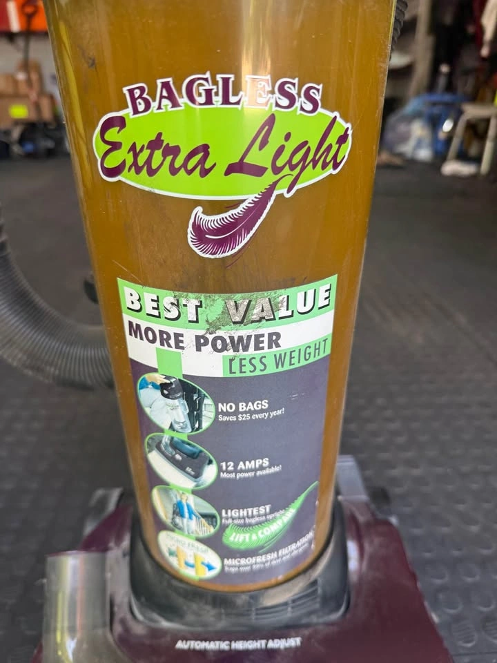Dirt Devil Bagless Extra Light Vacuum - photo 2