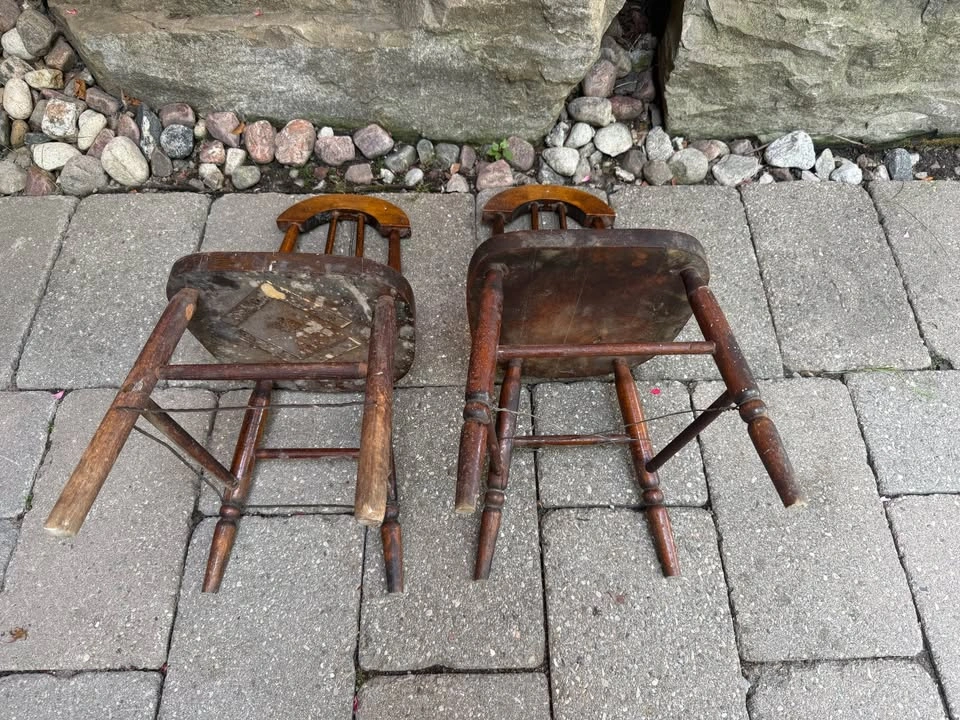 Pair of Vintage child sized Wooden Spindle Back Chairs - photo 4