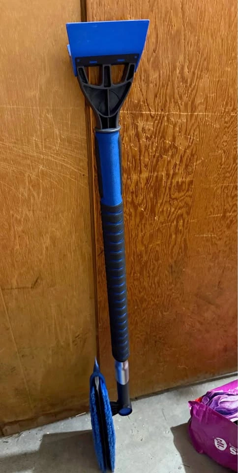 Polar Xtreme Snow Brush with Ice Scraper