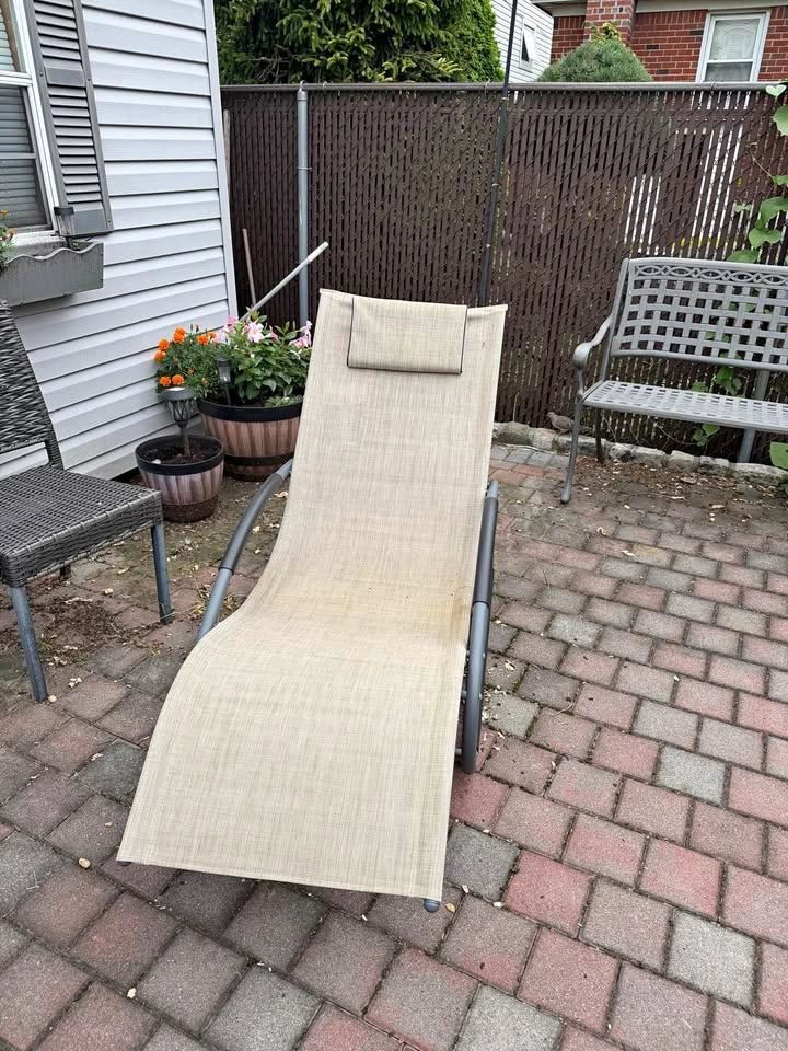 Ergonomic Outdoor Sling Lounge Chair