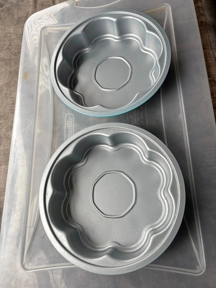 Set of 2 Scalloped Round Cake Pans