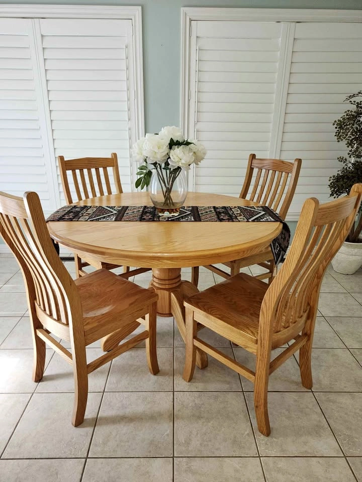 Solid oak kitchen/ dining set with 4 chairs