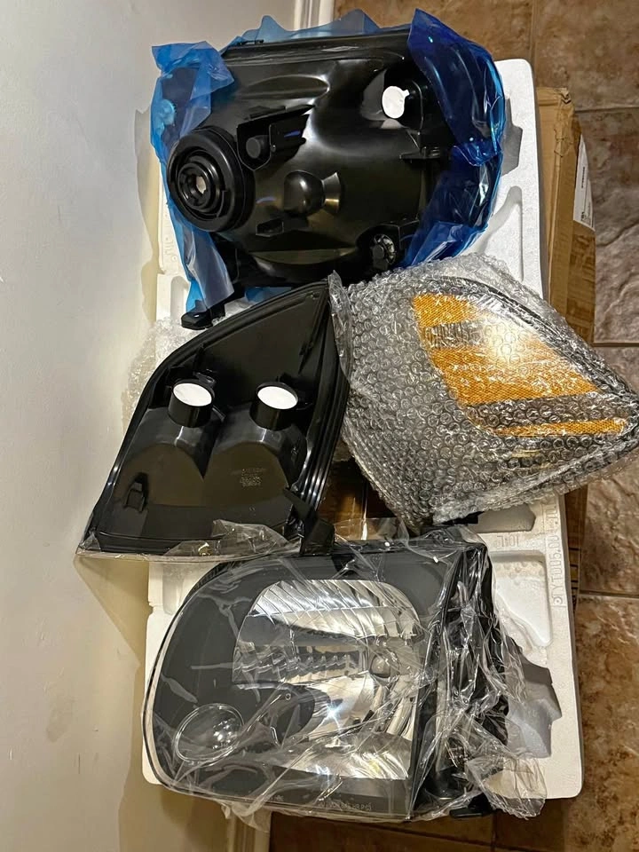 Brand New Aftermarket Headlight Assembly Set – Toyota Tundra / S