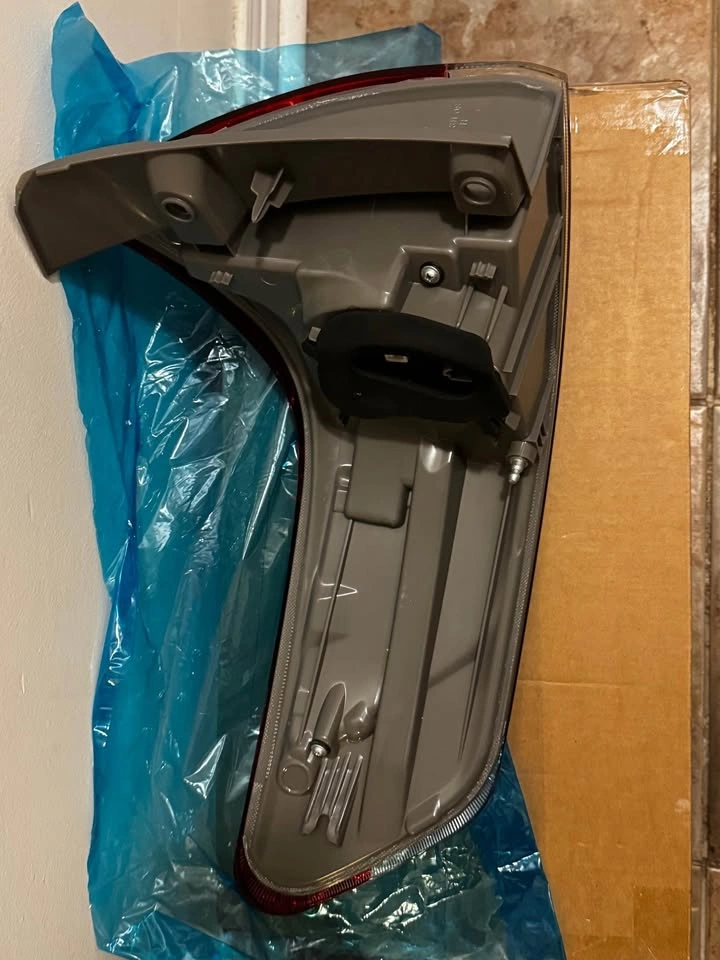 Brand New Toyota Sienna Right Outer Tail Light Assembly - photo 3