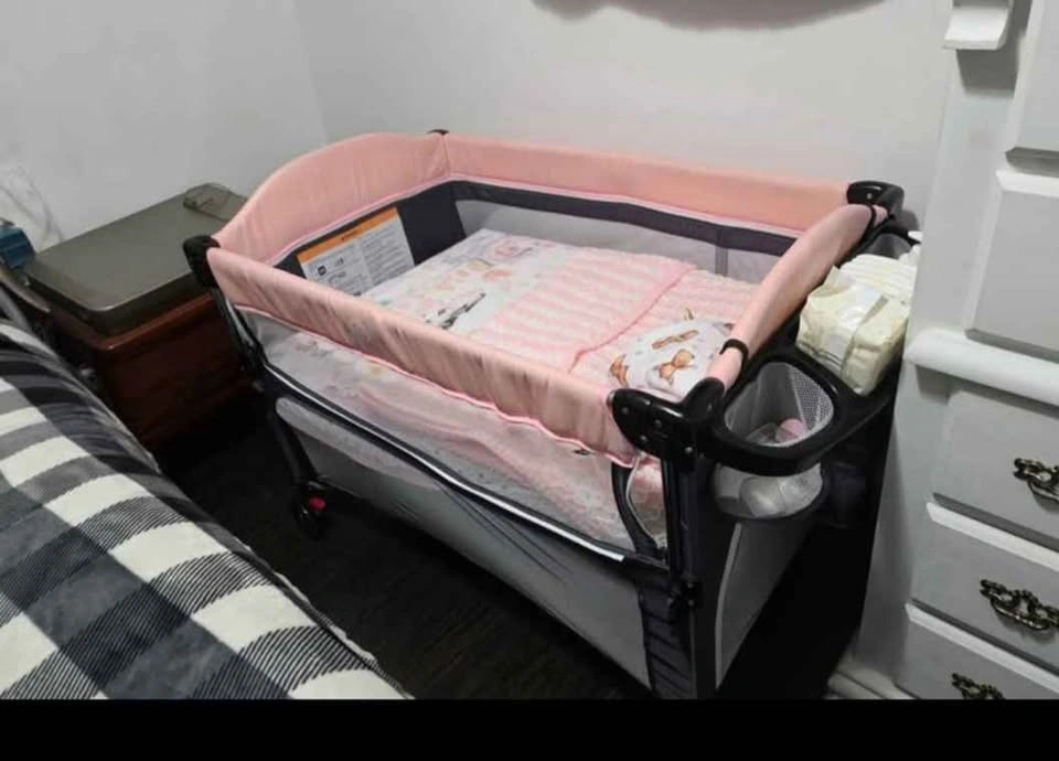 Bedside Bassinet 5 in 1 and Baby Bathtub - photo 2