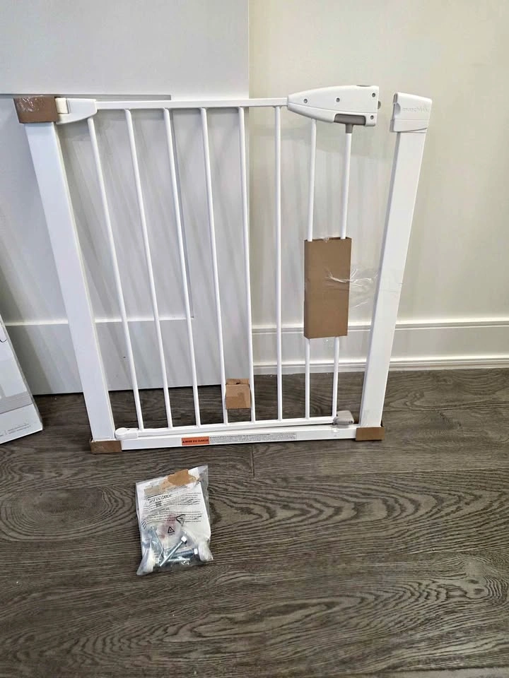 MUNCHKIN EASY CLOSE BABY GATE