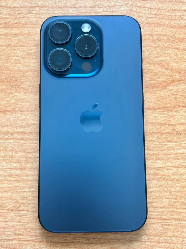 Mint condition iPhone 15 pro - Unlocked - photo 2