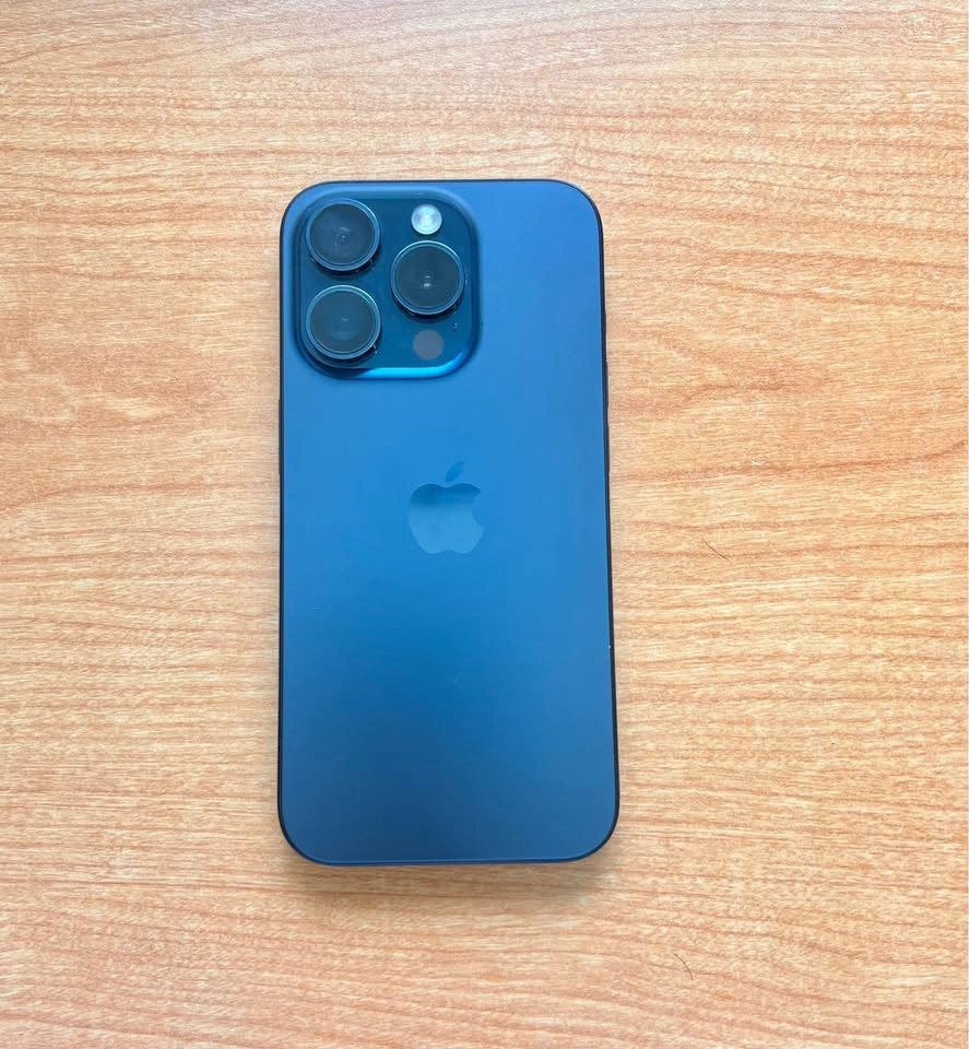 Mint condition iPhone 15 pro - Unlocked - photo 4