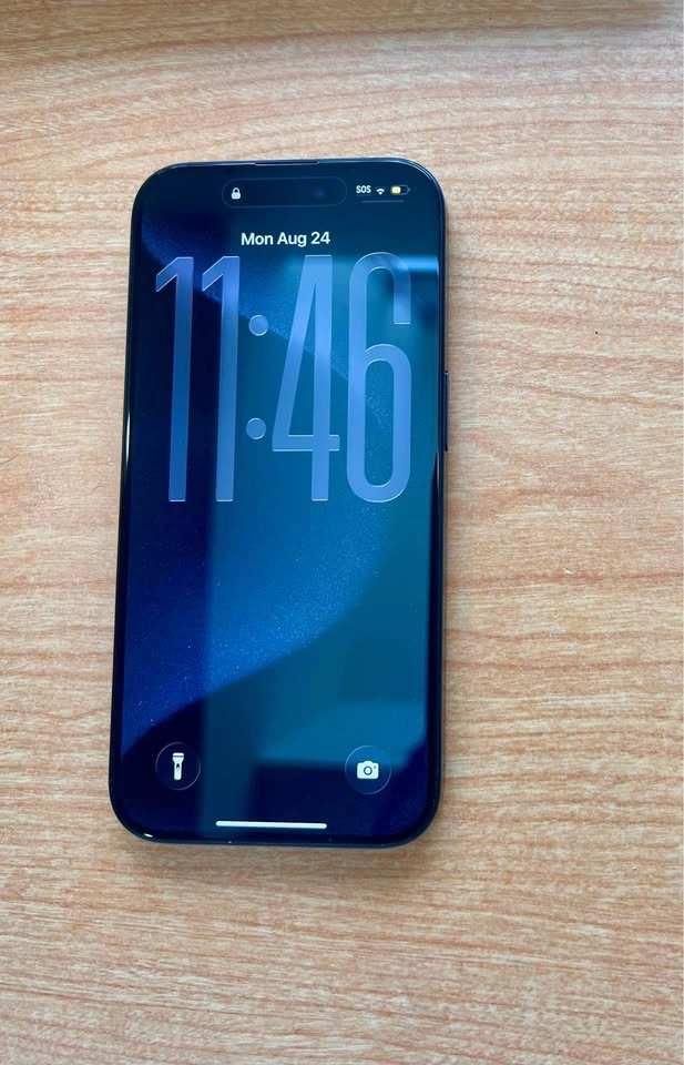 Mint condition iPhone 15 pro - Unlocked - photo 5