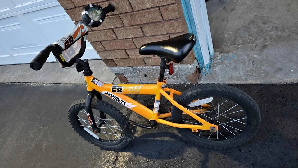 Dynacraft Hot Wheels 16" Kids Bike🏈