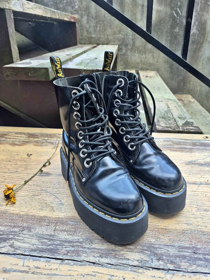 Womans size 6 Jadon 2" Air Wair black boots