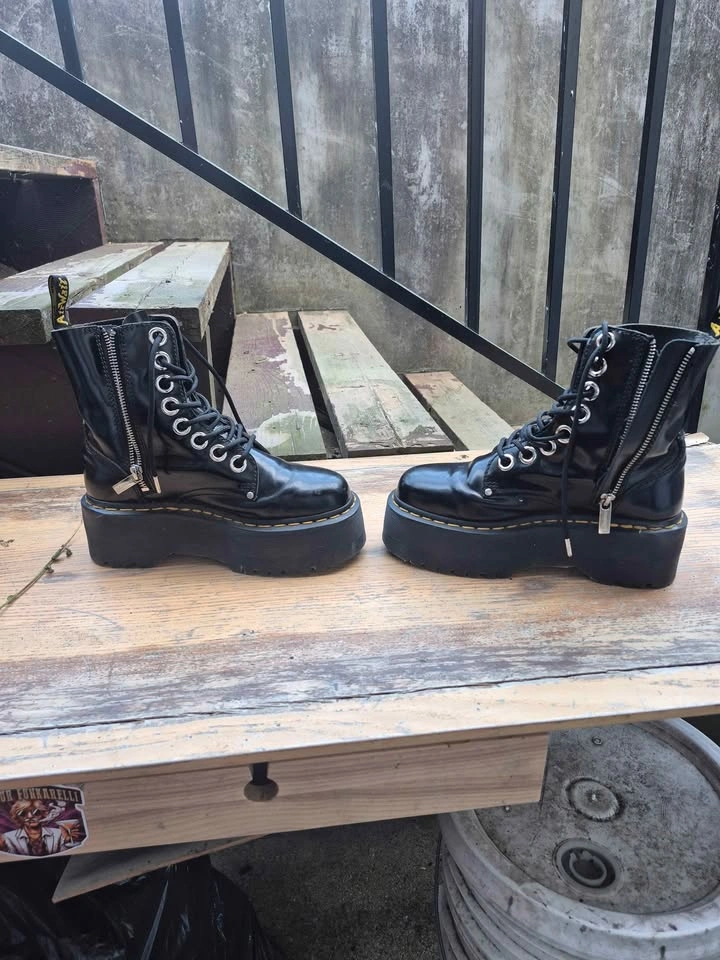Womans size 6 Jadon 2" Air Wair black boots - photo 3