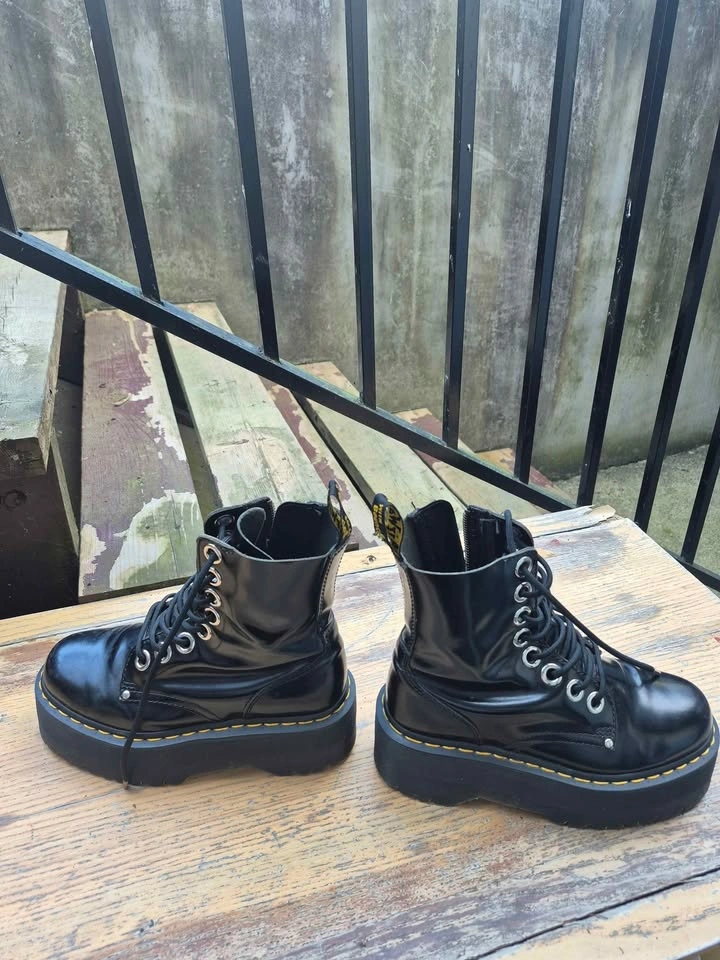 Womans size 6 Jadon 2" Air Wair black boots - photo 4