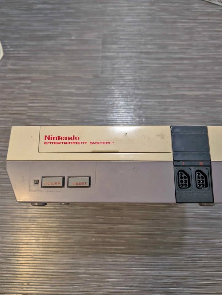 NES Bundle! Zapper and 5 games.