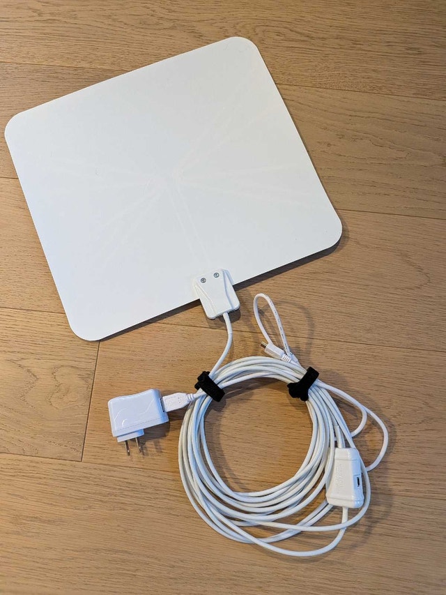 AmazonBasics Indoor Flat HDTV Antenna