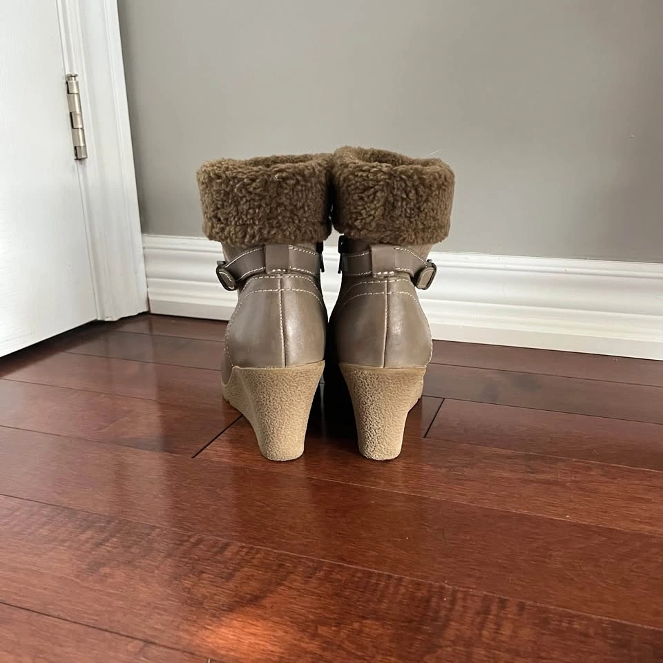 Women size 7.5 - winter boots with 3 inch heel - photo 5