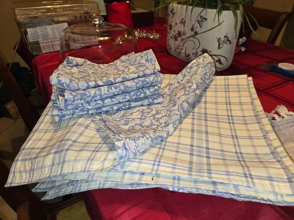 Table runner, placemats, napkins image indicator(2)