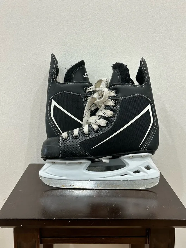 Youth CCM Skates 🧡 image indicator(3)