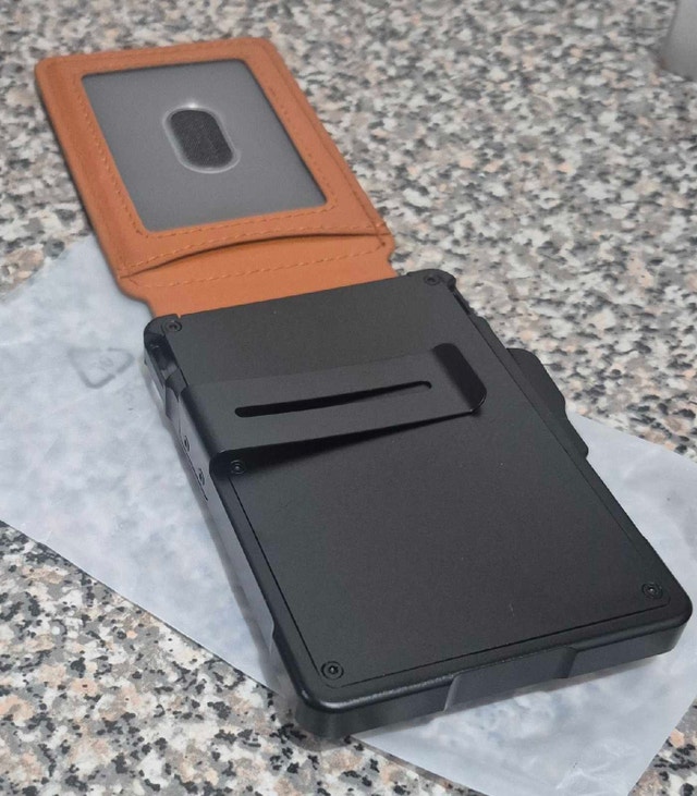 AirTag Slim Metal Wallet - photo 3