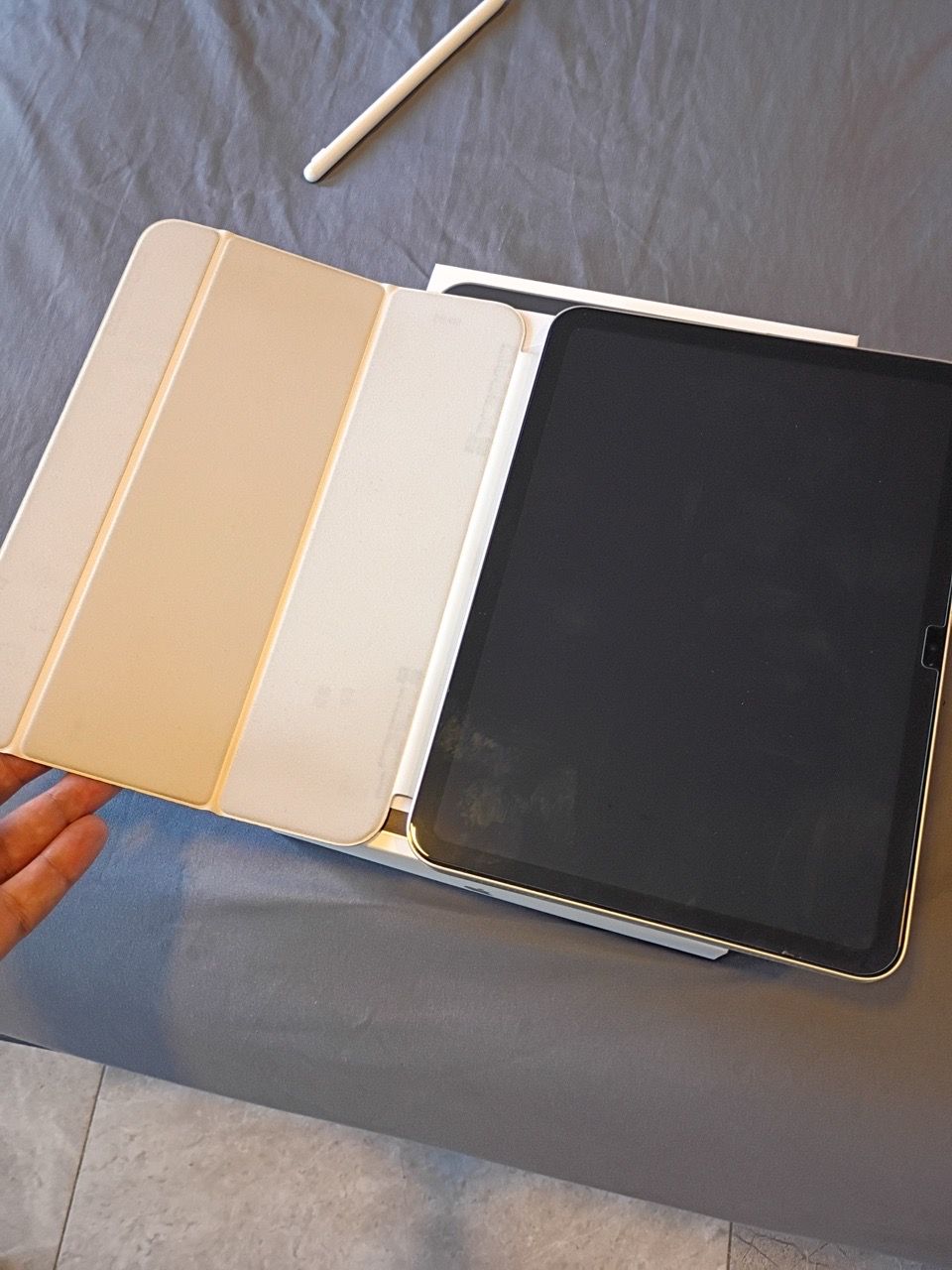 iPad A16 with Smart Folio and pen - photo 3