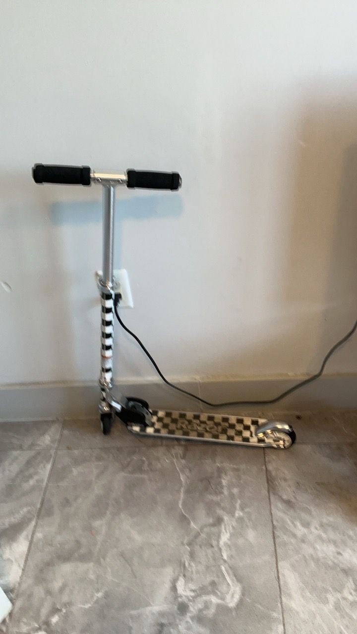 $15 each Razor kick scooters - photo 2