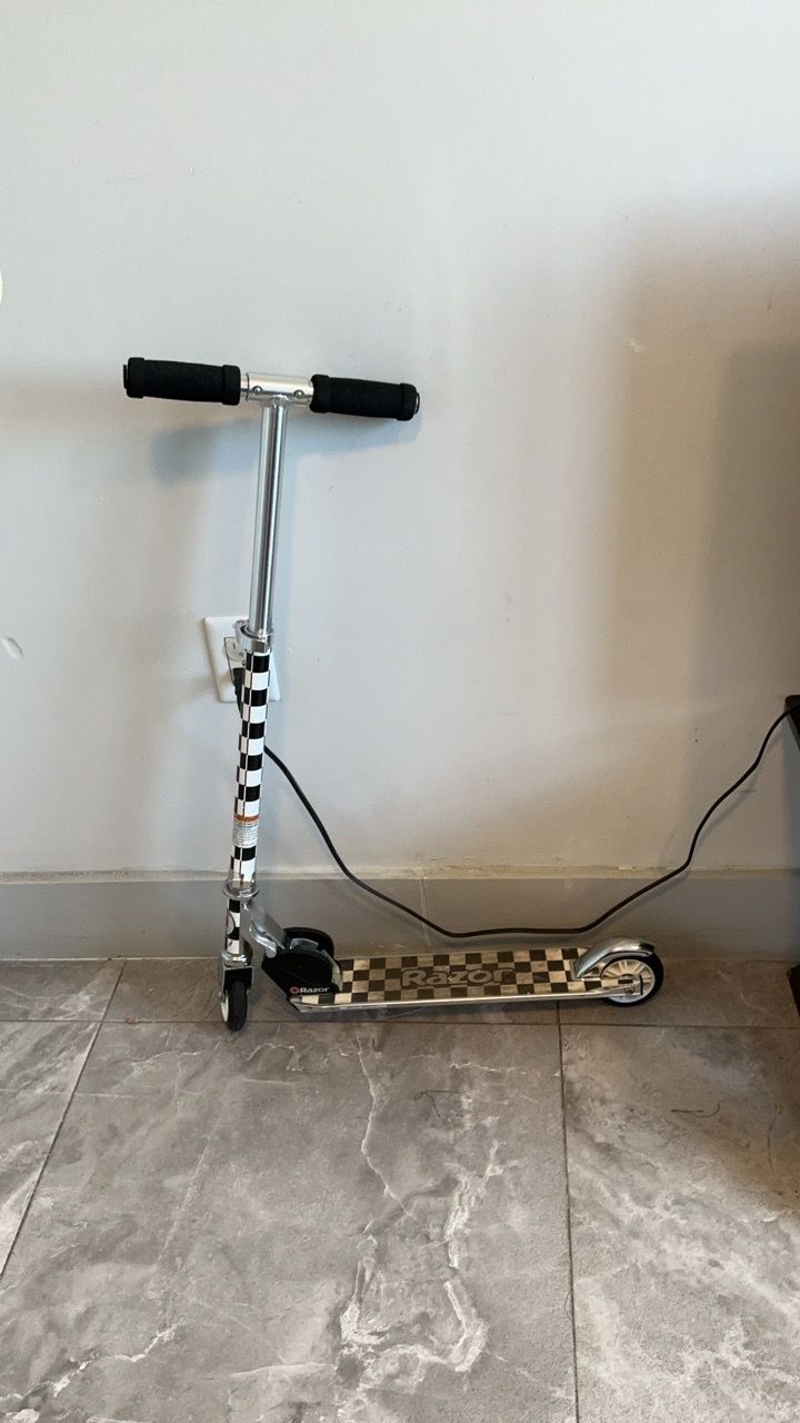 $15 each Razor kick scooters - photo 3