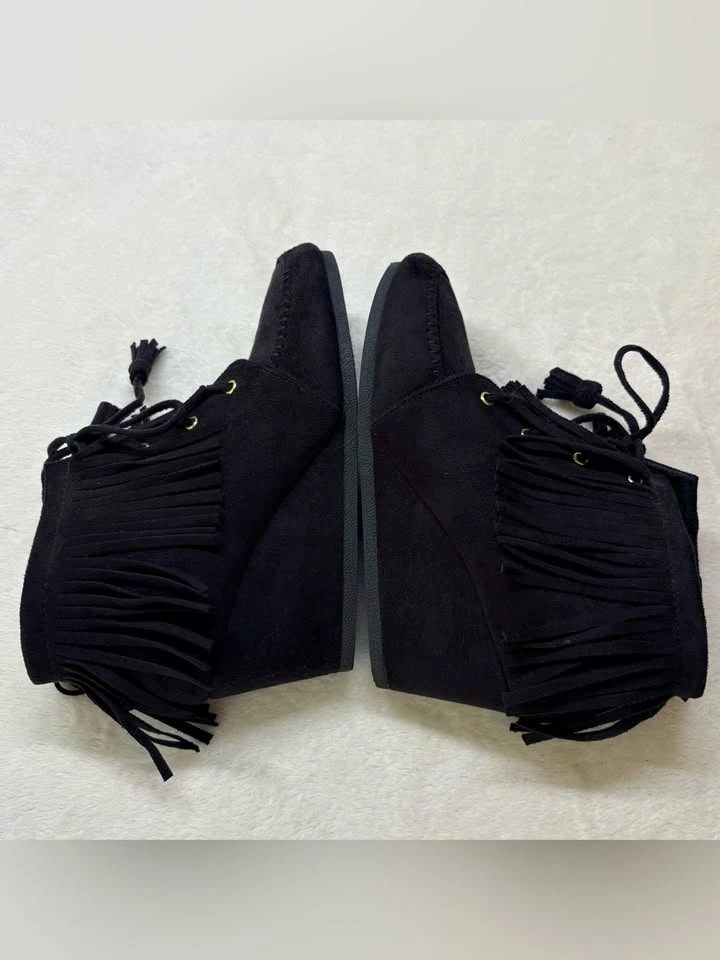 Maurices Black Suede Fringe Wedge Booties Size 6.5 - photo 5