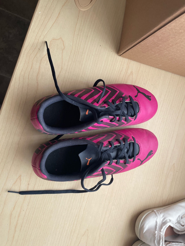 Size 6 1/2 soccer cleats with kneepads